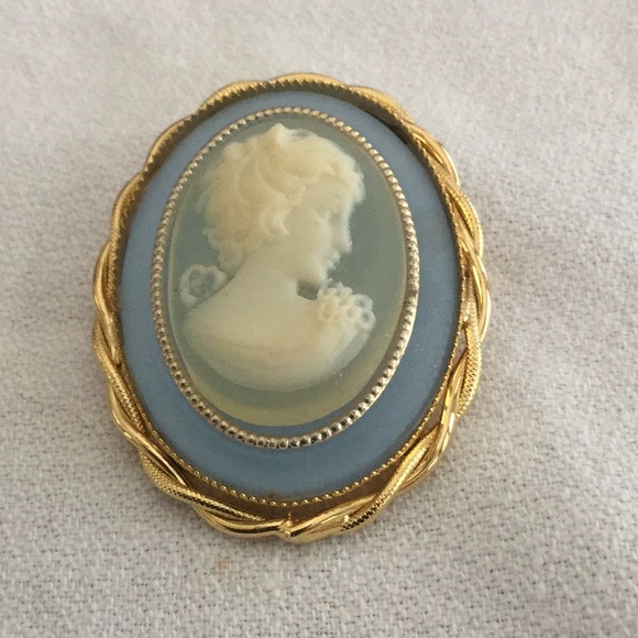 Fashion Jewelry 🦋 Jewelry - 🦋Amazing Costume Cameo Style Brooch Must Have 🦋